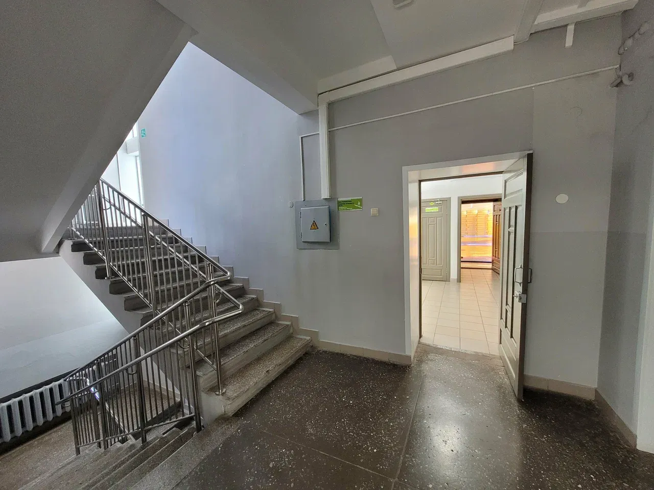 По коридору спорткомплекса к залу